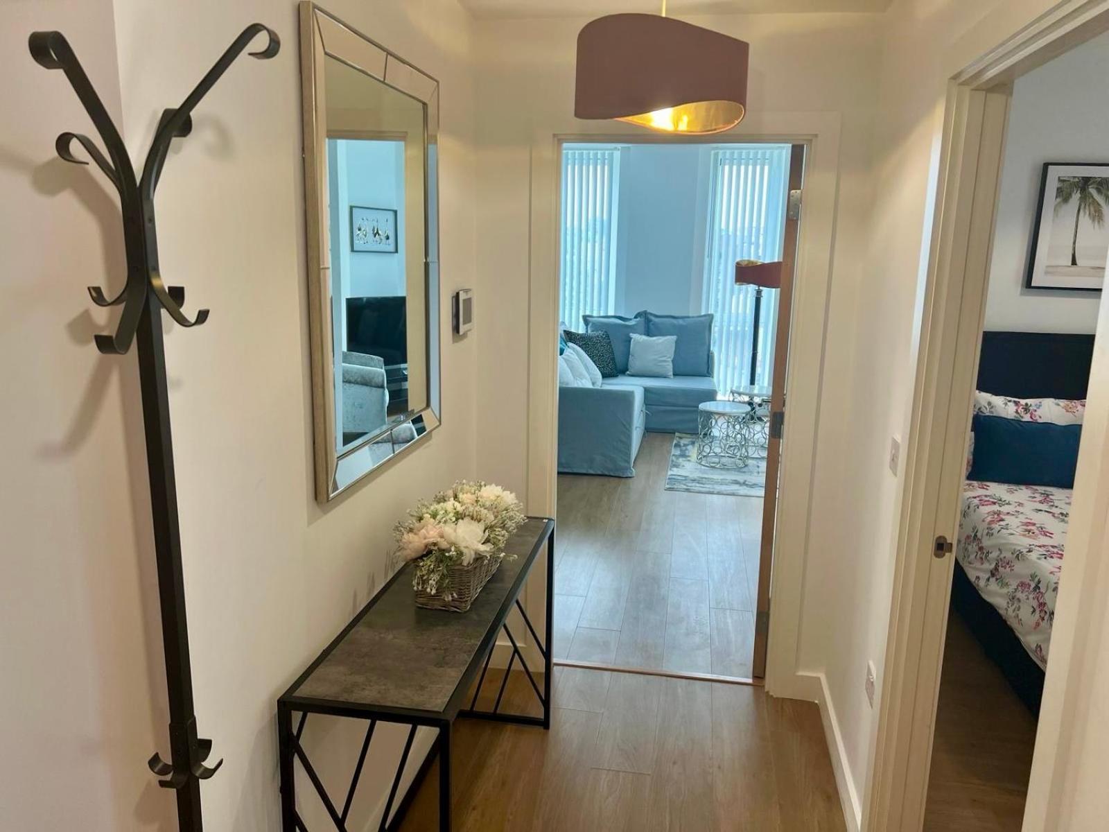 Spacious Urban Gem Apartment With Parking Bracknell Exterior photo