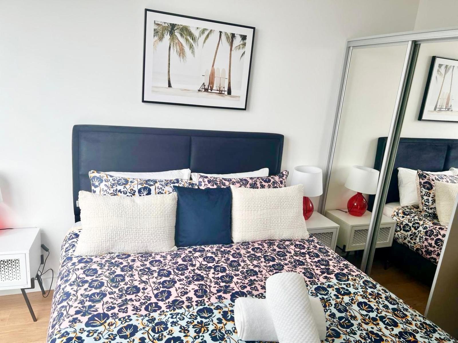 Spacious Urban Gem Apartment With Parking Bracknell Exterior photo