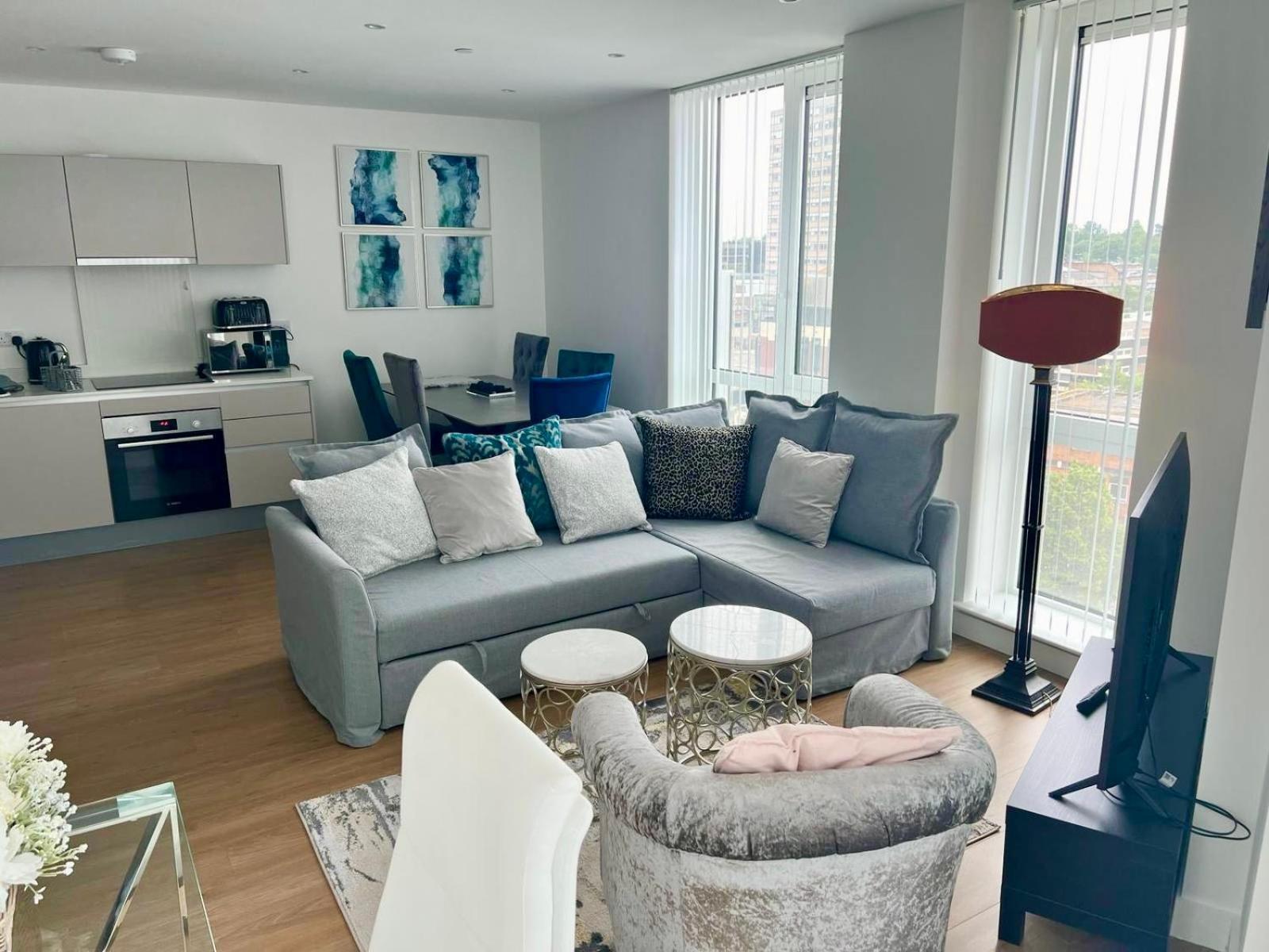 Spacious Urban Gem Apartment With Parking Bracknell Exterior photo